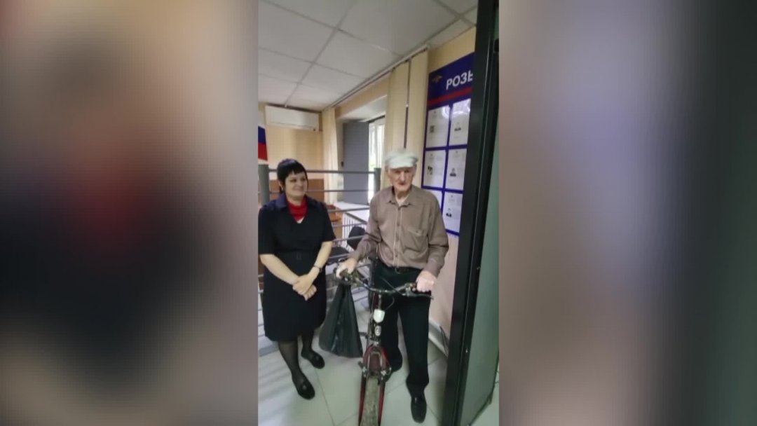 В районе имени Лазо пенсионер поблагодарил сотрудников полиции за то, что они вернули ему похищенный велосипед